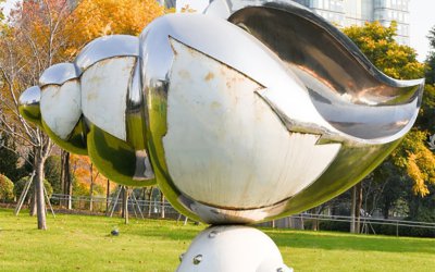 廣場草坪上擺放的殘缺的戶外景觀玻璃鋼海螺雕塑