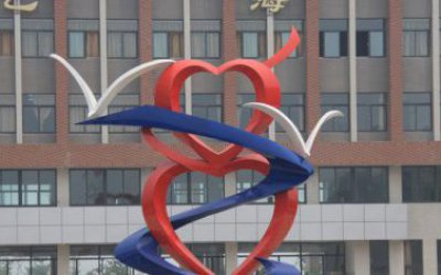 校園玻璃鋼創(chuàng)意彩繪愛(ài)心雕塑