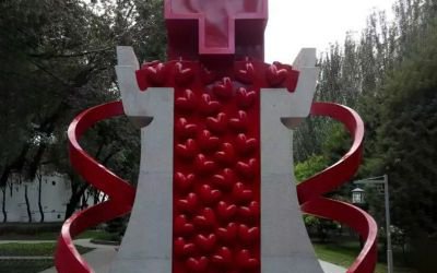 教堂玻璃鋼創(chuàng)意抽象很多愛(ài)心雕塑