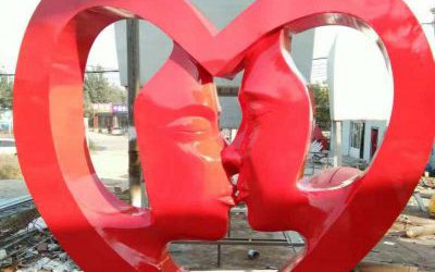 公園廣場(chǎng)玻璃鋼親親愛(ài)心雕塑