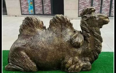 公園里擺放的一只仿銅璃鋼噴漆駱駝雕塑