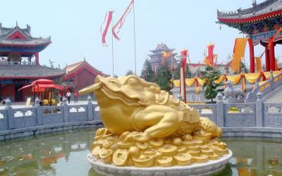 景區(qū)水池里擺放的金色的玻璃鋼噴漆金蟾雕塑