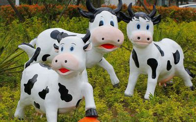 公園三只玩球的玻璃鋼仿真卡通牛雕塑