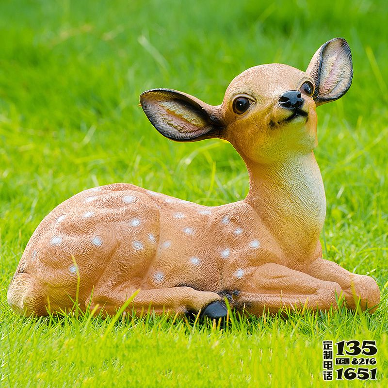 草坪上一只臥著的玻璃鋼仿真動物梅花鹿雕塑 草坪上一只臥著的玻璃鋼仿真動物梅花鹿雕塑