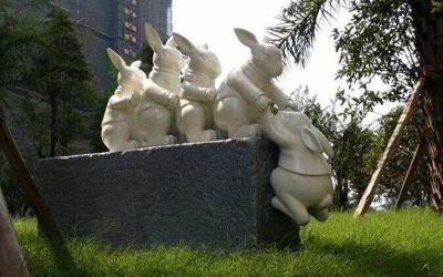 小區(qū)草坪裝飾一群卡通玻璃鋼兔子雕塑