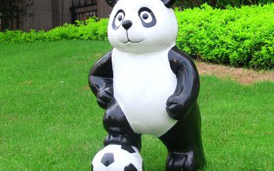 公園踩著足球玻璃鋼仿真卡通熊貓雕塑
