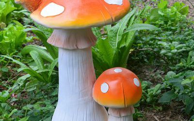 公園草坪彩繪玻璃鋼材質(zhì)大小不一的蘑菇雕塑