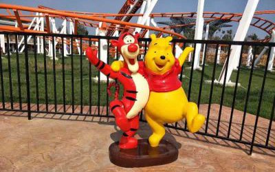 游樂(lè)場(chǎng)擺放卡通維尼熊和跳跳虎玻璃鋼雕塑