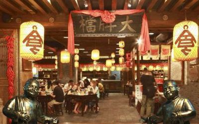 飯店檔迎賓店小二玻璃鋼仿銅雕塑