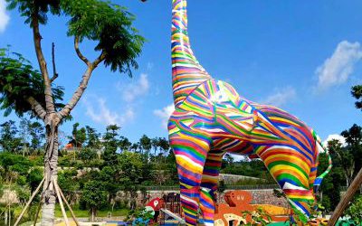 玻璃鋼彩繪海邊創(chuàng)意大型景觀長頸鹿雕塑