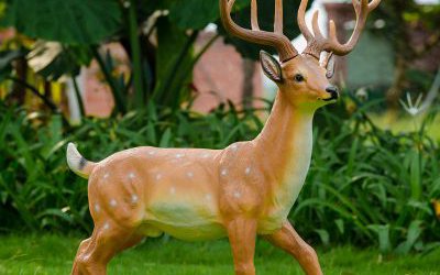 景區(qū)草坪玻璃鋼仿真一只行走的梅花鹿雕塑