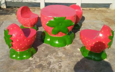 游樂場(chǎng)擺放水果草莓組合桌椅玻璃鋼休閑座椅