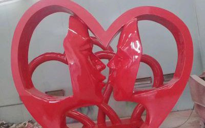 公園玻璃鋼抽象親吻愛(ài)心雕塑