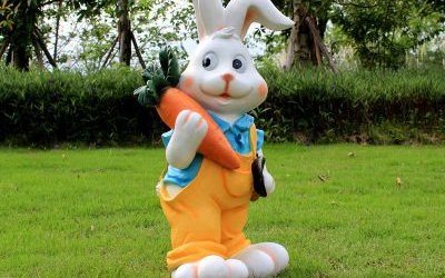 草坪一只站立的玻璃鋼卡通兔子雕塑