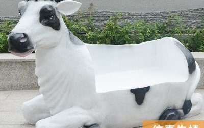游樂場一只大號玻璃鋼卡通奶牛座椅雕塑