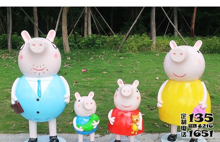 公園里擺放的玻璃鋼卡通小豬佩奇一家雕塑 公園里擺放的玻璃鋼卡通小豬佩奇一家雕塑