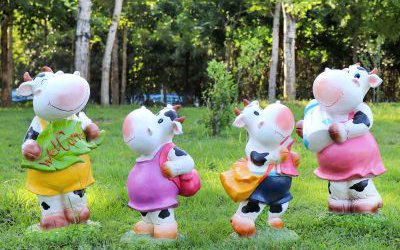 幼兒園一套卡通玻璃鋼彩繪牛雕塑