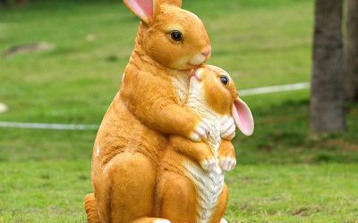 動(dòng)物園玻璃鋼仿真黃色母子兔子雕塑