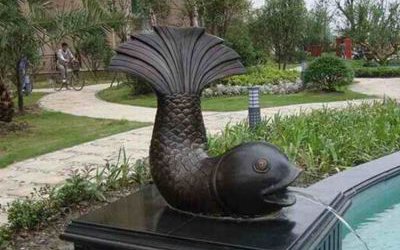 公園里擺放的玻璃鋼仿銅鯉魚噴水雕塑