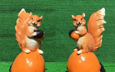 游樂(lè)場(chǎng)玻璃鋼彩繪仿真松鼠雕塑