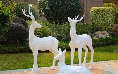 公園一家三口玻璃鋼仿真梅花鹿雕塑