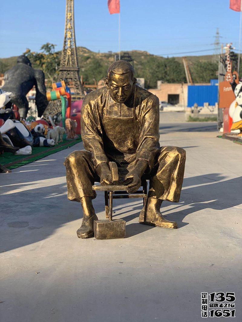 玻璃鋼仿銅民俗修鞋的人物雕塑 玻璃鋼仿銅民俗修鞋的人物雕塑