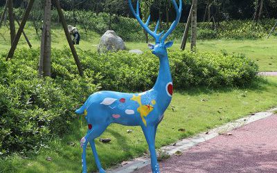 城市廣場創(chuàng)意玻璃鋼彩繪藍色梅花鹿雕塑