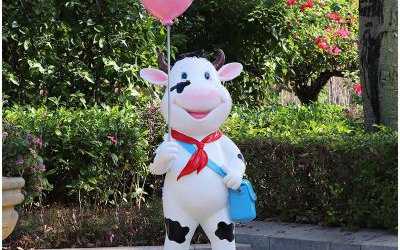 游樂場一只拿著氣球的玻璃鋼卡通牛雕塑