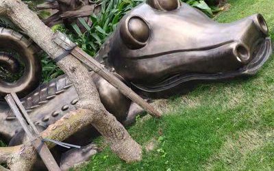 草地?cái)[放的玻璃鋼仿銅創(chuàng)意鱷魚(yú)雕塑