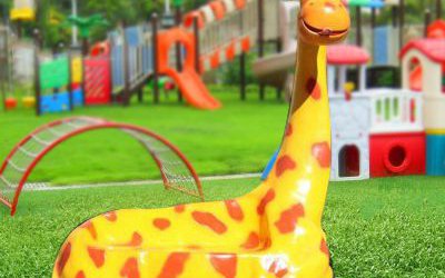 小區游樂場擺放玻璃鋼長頸鹿卡通座椅雕塑