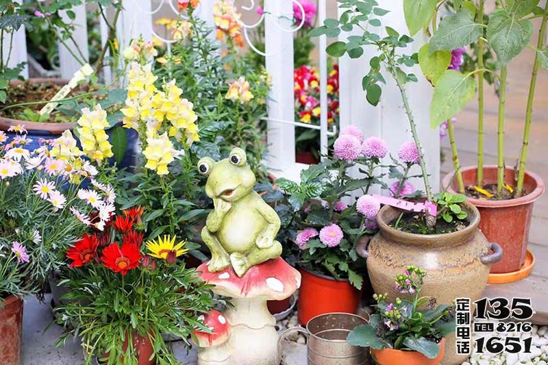 花園一只可愛的玻璃鋼卡通青蛙雕塑 花園一只可愛的玻璃鋼卡通青蛙雕塑