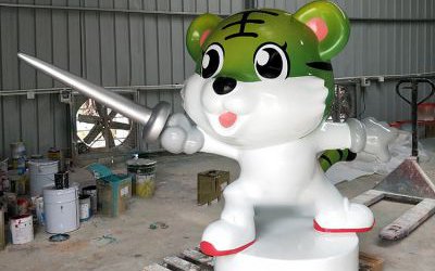 游樂場擺放卡通老虎擊劍彩繪玻璃鋼雕塑