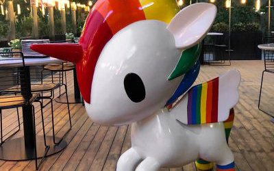 游樂場里擺放的彩色的玻璃鋼卡通獨(dú)角獸雕塑