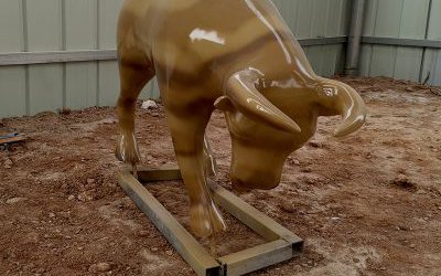 城市街道擺放的玻璃鋼奮進(jìn)華爾街牛雕塑