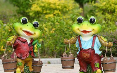 草坪兩只可愛的玻璃鋼青蛙雕塑