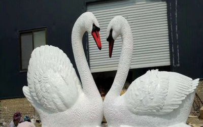 戶外景區大型玻璃鋼仿真動物愛心天鵝雕塑