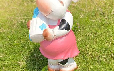 草坪擺放的玻璃鋼卡通彩繪奶牛雕塑