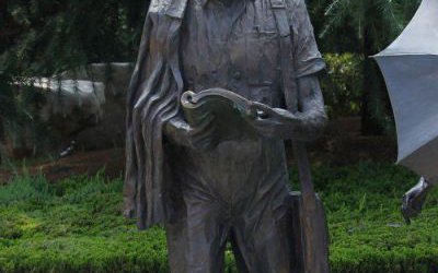 園林景區(qū)玻璃鋼仿銅邊走邊讀書雕塑