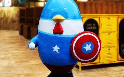 商場里擺放的手拿盾牌的玻璃鋼彩繪卡通雞雕塑