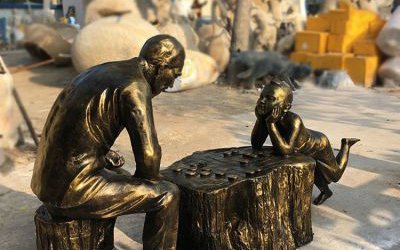 公園景區(qū)玻璃鋼仿銅下象棋的人物雕塑