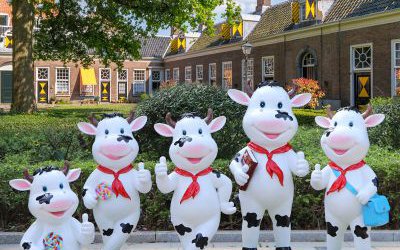 商場玻璃鋼樹脂卡通彩繪奶牛雕塑