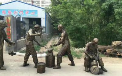 商場步行街民俗擺放古人傳統(tǒng)打鐵人物鎏金玻璃鋼雕塑