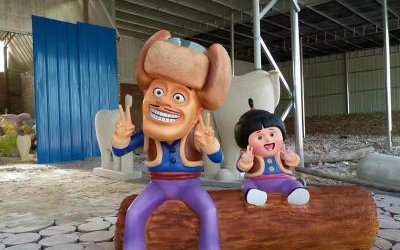 電影院擺放光頭強和小女孩卡通玻璃鋼雕塑