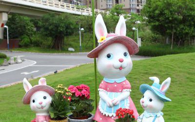 公園草坪擺放的玻璃鋼卡通彩繪兔子雕塑