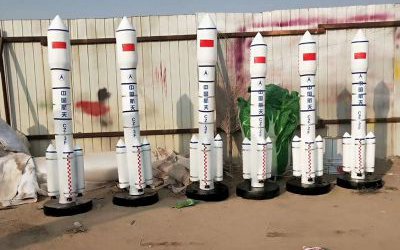 展覽館里擺放的玻璃鋼卡通火箭雕塑