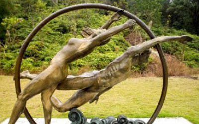 戶外廣場玻璃鋼仿銅游泳雕塑