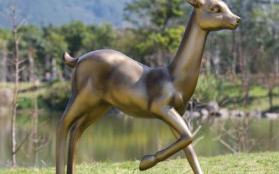 池塘草坪創(chuàng)意玻璃鋼仿銅一只梅花鹿雕塑