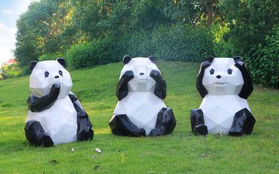 動(dòng)物園觀景區(qū)幾何卡通熊貓玻璃鋼雕塑