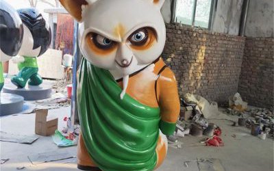 室內(nèi)游樂園擺放卡通彩繪浣熊師傅玻璃鋼雕塑