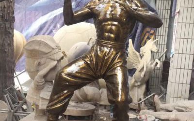 商場(chǎng)室內(nèi)擺放名人李小龍打拳玻璃鋼仿銅雕塑